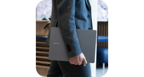 Professionnel transportant un PC portable Samsung Galaxy Book, illustrant la mobilité et l’usage quotidien d’un ordinateur doté de l’IA.