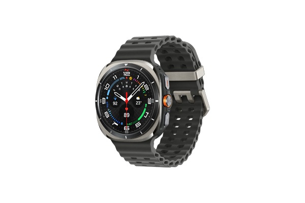 Samsung Galaxy Watch Ultra en titane argenté avec bracelet noir, affichant un cadran digital, de trois quart.