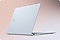 Le Galaxy Book4 Edge est ouvert, orienté vers l'arrière à droite, avec le logo Samsung visible sur le couvercle de l'ordinateur portable.