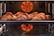 Des croissant qui cuisent dans le four par la vapeur naturelle