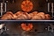 Des croissants qui cuisent dans le four par la vapeur naturelle