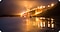 Golden Gate Bridge vu d’en bas lors d’une nuit brumeuse.