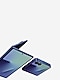 En Galaxy Z Fold7 i Blue Shadow svever halvåpen ved siden av en halvveis utbrettet Galaxy Z Flip7 i Blue Shadow.