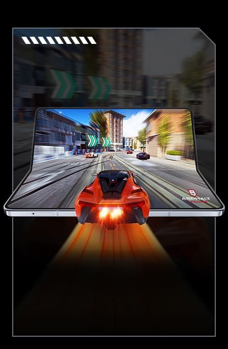 Un Galaxy Z Fold5 est partiellement plié et vu de face. L'écran affiche une scène d'un jeu de course, représentant une voiture de sport rouge fonçant à travers la ville.