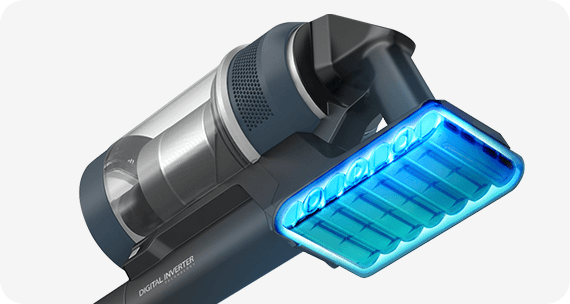 Primer plano de Bespoke JET con la batería resaltada con color azul. Aparece un certificado en la esquina inferior izquierda, indicando que la batería tiene 2 años de garantía.