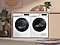 Lave-linge et sèche-linge Samsung installés côte à côte sous un comptoir. Les deux sont vus de face à côté d'une plante en pot.