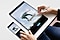 Une personne utilise les fonctionnalités Galaxy AI sur son smartphone et sa tablette Samsung