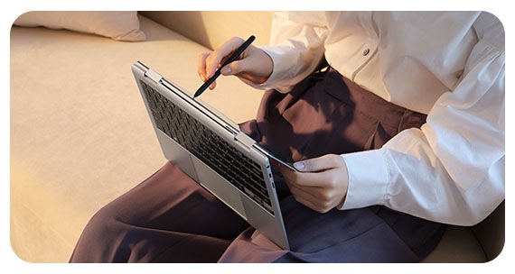 Une personne utilise un PC portable Samsung Galaxy Book convertible 2-en-1 360, le PC est plié et la personne utilise un S Pen