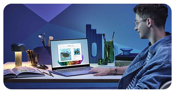 Un étudiant utilise un PC Portable Galaxy Book pour étudier chez lui