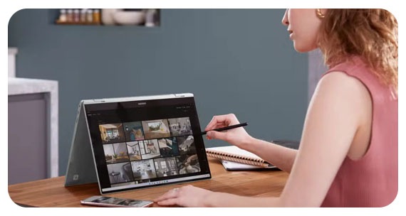 Une femme utilise un Galaxy Book convertible 2-en-1 qui ressemble à une tablette