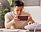 Homme qui prend en photo une chaussure avec un samsung galaxy
