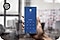 Un homme tient un Galaxy Note20 vu de face et affichant l'écran de vérouillage de Samsung Knox.