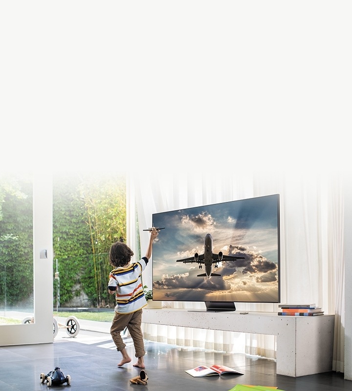 2020 Samsung QLED 4K, Q90T, dispose de haut-parleurs de télévision intégrés qui produisent un véritable son d'avion en surround.