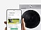 Devant une machine à laver, une main tient un smartphone Galaxy. Le smartphone affiche l'interface SmartThings sur l'entretien personnalisé des vêtements.