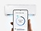 Devant un climatiseur, une main tient un smartphone Galaxy. Il affiche l'interface SmartThings du AI Energy Mode.