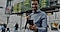 Image d'une personne tenant un appareil Samsung.