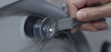 Uklonite sve vijke za transport s veš-mašine