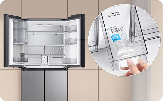 Image d'un réfrigérateur Samsung avec les portes ouvertes et une main tenant un filtre à eau