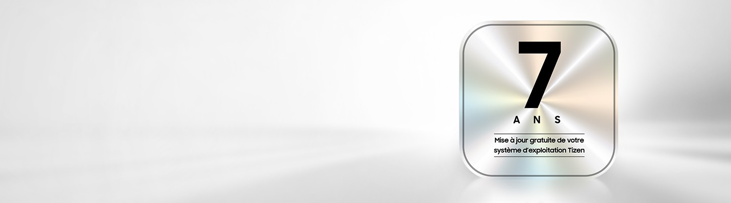 Un logo argenté indique 7 ans de mise à jour gratuite du système d'exploitation, ce qui indique que les utilisateurs peuvent profiter d'une nouvelle expérience télévisuelle avec One UI Tizen.