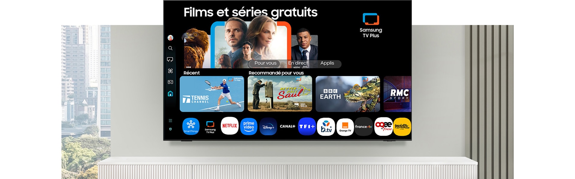 Le téléviseur affiche un écran Tizen One UI avec des options de diffusion de programmes télévisés gratuits et de diverses applications et services tels que Samsung TV Plus.