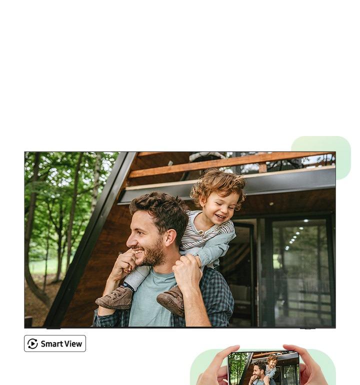 Un smartphone affiche un père et son fils heureux en plein air. La même image est reproduite sur la Smart TV Samsung, offrant une vue plus large et plus immersive. Logos Smart View.