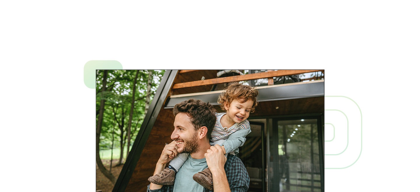 Un smartphone affiche un père et son fils heureux en plein air. La même image est reproduite sur la Smart TV Samsung, offrant une vue plus large et plus immersive. Logos Smart View.