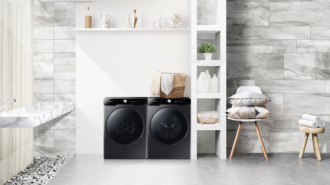 Les appareils du nouvel ensemble lave-linge et sèche-linge signé Samsung sont placés côte à côte.