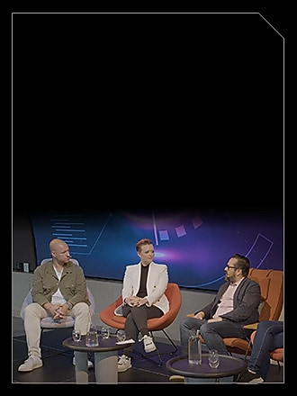 Zwei Personen spielen ein Autorennspiel über Samsung Gaming Hub auf einem Samsung TV mit Controllern.