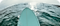 Hay una tabla de surf azul en el océano.