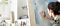 Una mujer pinta pinturas azules y blancas con sus dedos sobre un lienzo.