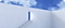 Hay dos paredes blancas con estrellas que ascienden a una puerta que conduce a un cielo azul nublado.
