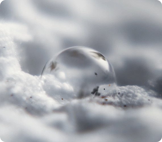A close-up of a bubble with dirt on the fabric of a piece of clothing indicates AI Ecobubble's efficient wash.