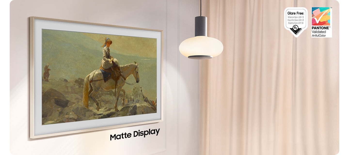 The Frame, qui est éteint, reflète la lumière d’une lampe suspendue au plafond juste à côté. Les mots Sans Matte Display apparaissent sous The Frame. Éblouissement de reflet UGR < 10, Éblouissement désagréable UGR < 22, Éblouissement handicapant UGR < 34, logo UL. Logo PANTONE Validated ArtfulColor.