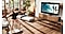 Un homme s'entraîne sur une planche d'équilibre dans son salon tout en recevant des instructions en temps réel d'un entraîneur via Multi View sur sa Smart TV Samsung. En utilisant la fonction Ajouter un Ecran, il regarde également les vagues de l'océan à l'écran pour mieux simuler l'action de surf.