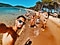 Homme, prendre, groupe, selfie, plage