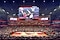 ساحة Atlanta Hawks State Farm Arena ممتلئة بالمتفرجين، والسقف المركزي للملعب مزود بلافتة Samsung LED بزاوية 360 درجة.