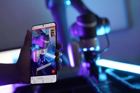 ภาพภายในของแผงหน้าปัดรถยนต์สีดำแห่งอนาคตที่สร้างจากคอมพิวเตอร์พร้อมเทคโนโลยี Cellular V2X (Vehicle-to-Everything)