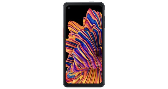 Rugged pametni telefon Galaxy XCover Pro stoji s ekranom okrenutim prema kameri ispred napola izgrađene betonske prostorije.