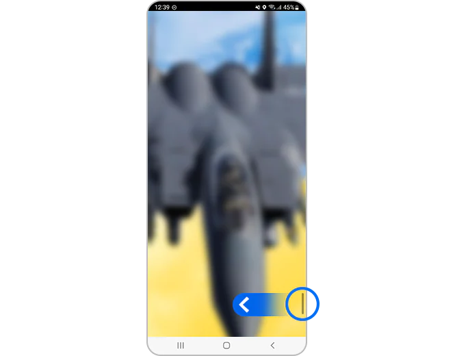 Vista di una schermata di gioco con l’icona della Barra dei collegamenti evidenziata e una freccia che indica la direzione verso la quale trascinarla