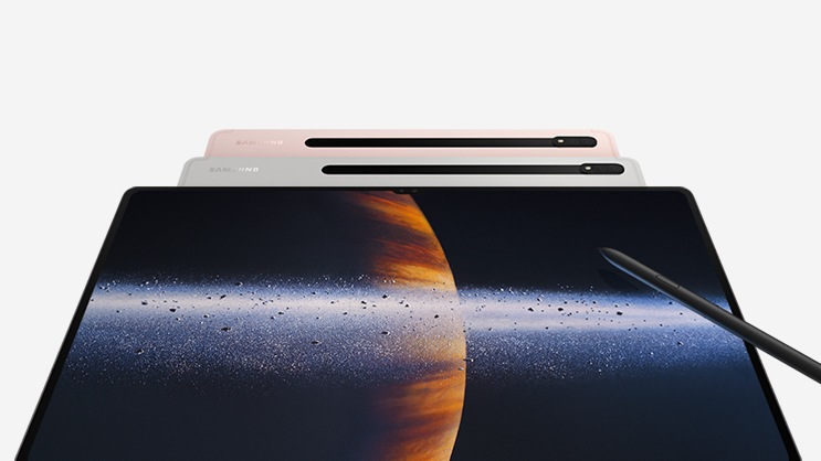 Κοντινό του Galaxy Tab S8 Series με έναν πλανήτη στο διάστημα στη οθόνη, για να τονιστεί η εξαιρετικά ευρεία οθόνη. Το S Pen ακουμπά την εξαιρετικά ευρεία οθόνη, υποδεικνύοντας ότι συμπεριλαμβάνεται μαζί με το Galaxy Tab S8 Series. Στη συνέχεια, γίνεται ένα δραματικό zoom in στον πλανήτη στο διάστημα.