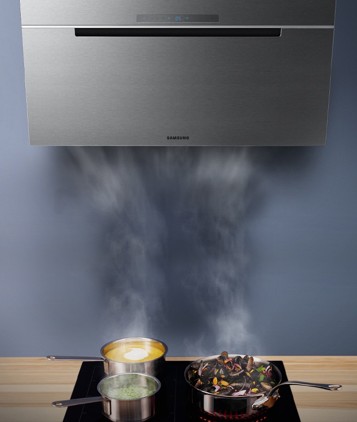 Ένας απορροφητήρας Samsung με σύστημα εξαερισμού ισχύος που εμφανίζεται με πολλαπλά πιάτα στιφάδο και σούπες που μαγειρεύονται κάτω από αυτό.
