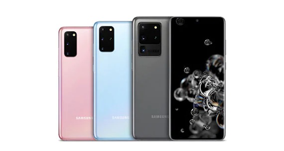 Πίσω όψεις ενός Galaxy S20 σε Cloud Pink, ενός Galaxy 20+ σε Cloud Blue και ενός Galaxy S20 Ultra 5G σε Cosmic Grey, με το ένα να επικαλύπτει το άλλο. Στα δεξιά, φαίνεται πρώτη η μπροστινή όψη του Galaxy S20 Ultra 5G σε Cosmic Grey.