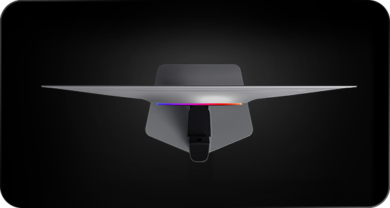 Μια πανοραμική προβολή της οθόνης. Το κέντρο του μαύρου πλαισίου εκπέμπει φωτεινά χρώματα.