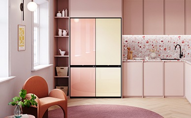 Ένας ψυγειοκαταψύκτης Bespoke χρώματος Ροδακινί και ένας ψυγειοκαταψύκτης Bespoke χρώματος Βανίλια τοποθετημ΄ένα ανάμεσα σε ροζ ντουλάπια, μέσα σε μια κομψή κουζίνα.