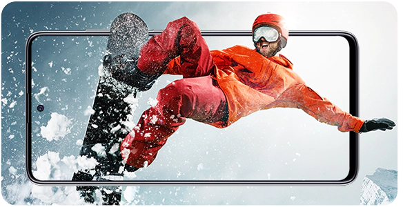 Εικόνα ενός ατόμου που κάνει snowboard και του Galaxy A51