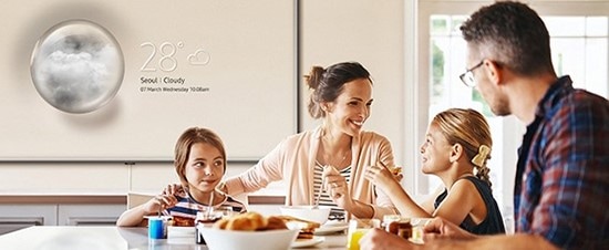 Οικογένεια με QLED TV που παρουσιάζει τη λειτουργία "Ambient Mode"