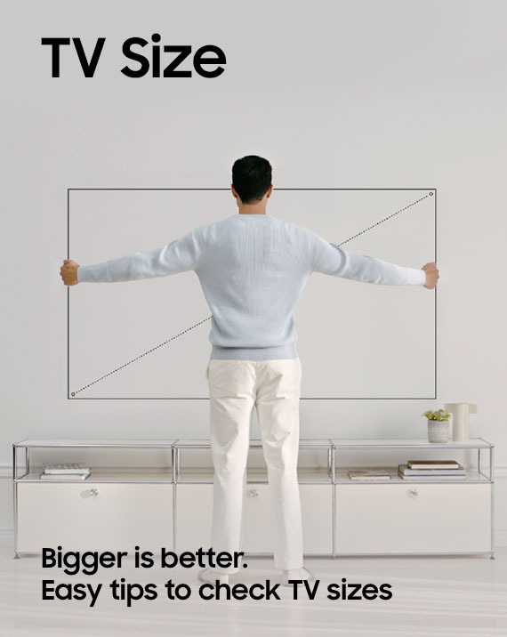 Ένας άντρας απλώνει τα χέρια του για να μετρήσει το μέγεθος της τηλεόρασης. Το κείμενο «μεγαλύτερη είναι καλύτερη», «συμβουλές για να ελέγξετε εύκολα τα μεγέθη της τηλεόρασης» εμφανίζεται στο κάτω μέρος.