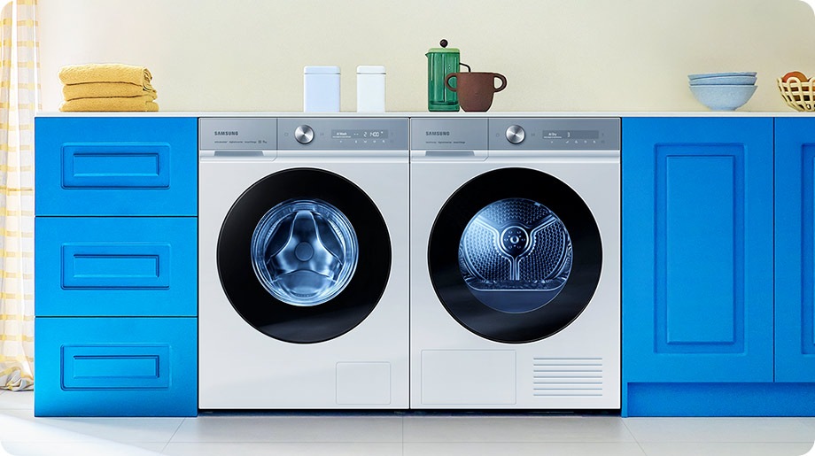 Ένα σετ  Bespoke AI™ πλυντήριο και στεγνωτήριο σε μπλε ντουλάπια