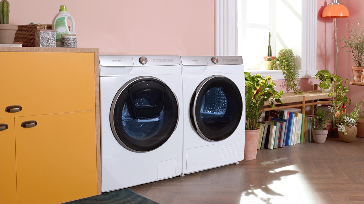 Το σετ πλυντήριο στεγνωτήρα από τη Samsung στέκονται δίπλα-δίπλα.
