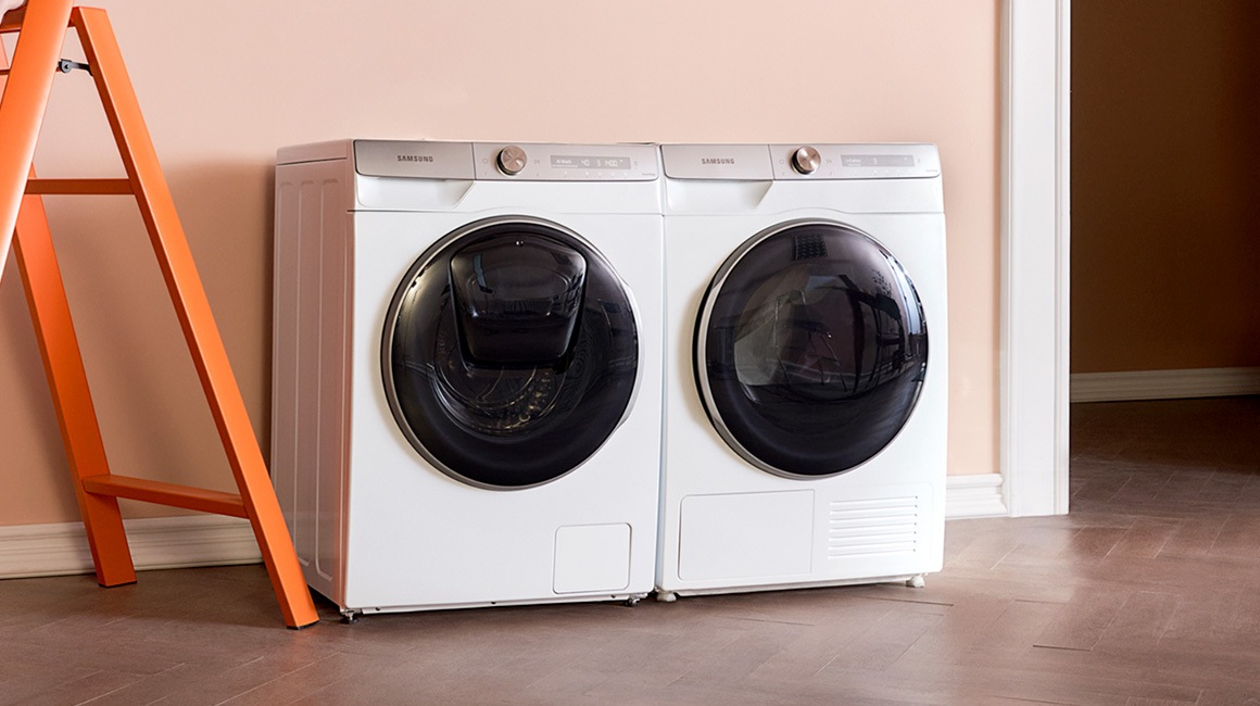 Το πλυντήριο και το στεγνωτήριο της Samsung δίπλα στη σκάλα.